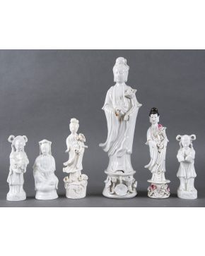 408-ESCUELA CHINA. S. XX Deidades" Variado lote de seis esculturas en porcelana esmaltada y vidriada, "blanc de chine". Leves faltas. 