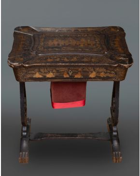 412-Costurero filipino, S. XIX, en madera ebonizada con decoración de reservas de chinoseries en dorado. Patas en forma de lira rematadas en