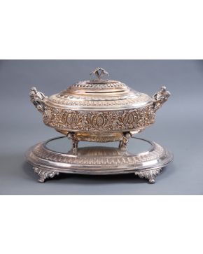 430-Gran centro de mesa con presentador en plata española punzonada, ley 925.  Decoración cincelada y relevada de motivos vegetales y flo