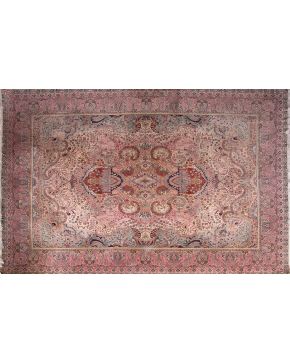 438-Gran alfombra persa Teheran en lana y seda con decoración vegetal sobre campo color turquesa y cenefa con motivos Abbas Shah sobre campo