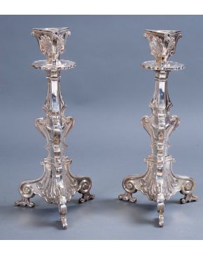 454-Pareja de modernos hacheros en plata española punzonada con decoración relevada de tornapuntas, rocallas y elementos vegetales. Peso: