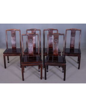 444-Juego de seis chinas en madera de palosanto con pala grabada.  Altura: 96 cm. 