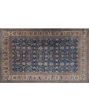 452-Alfombra persa Nain en lana con decoración vegetal sobre campo azul y cenefa en beige.  Medidas: 195 x 120 cm. 