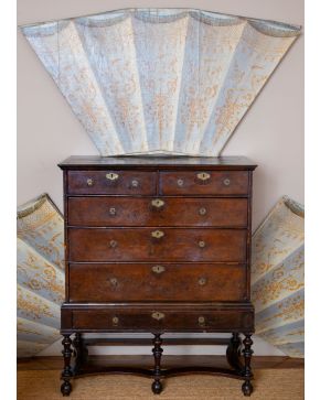 459-“Chest of drawers” Cómoda estilo William and Mary en madera de nogal, C. 1800. Cinco registros siendo el superior doble. Sobre pie re