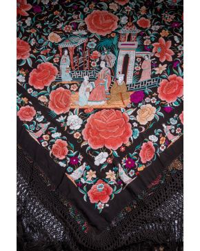 406-Mantón de los llamados de Manila con bordados de de peonías, flores, aves y escenas cortesanas. Fleco de macramé con varios registros.  