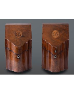 456-Pareja de cuberteros o Cutlery box" en madera de caoba. Inglaterra, C. 1800. Medidas: 37 x 27 x 23 cm."