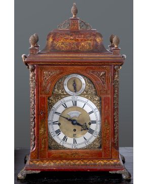 455-CHATER & SON. Reloj Bracket inglés, S. XVIII, en madera de caoba, aplicaciones en bronce dorado y decoración de chinoseries. Esfera c