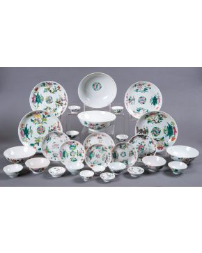 443-Vajilla en porcelana Compañía de Indias, “Familia Rosa”, Dinastía Qing, China, S. XIX. Nº de piezas: 125 Presenta desperfectos.