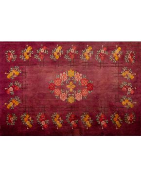 411-Alfombra china en campo color rojo con medallón central y borde principal con decoración de flores rojas, rosas y amarillas. Medidas: