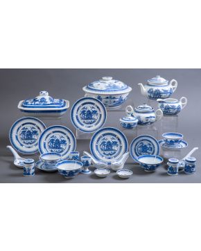 449-Juego de desayuno en porcelana china blanca y azul, compuesto por: 18 platos de merienda, 12 platos de té, 12 bowls, 12 tazas de té, 