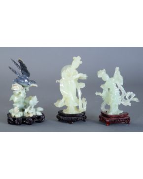 435-Ave en rama" y "pareja de gheisas".  Lote de tres piezas chinas jade tallado. Sobre peanas en madera.  Altura mayor: 22 cm."