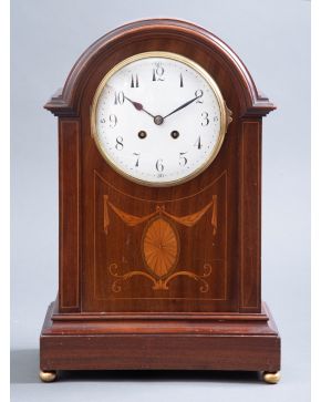 476-Reloj de sobremesa eduardiano, Inglaterra, C. 1900. En madera de caoba con marquetería de limoncillo. Maquinaria de Samuel Martí, París,
