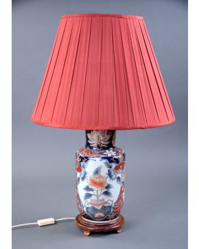 434-Lámpara de sobremesa con fuste de jarrón en porcelana imari sobre peana en madera. Pantalla plisada. Electrificado. Altura: 40 cm.