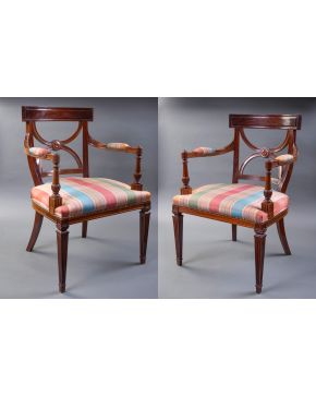 478-Pareja de butacas estilo Sheraton en madera con tapicería de rayas. Altura: 88 cm.