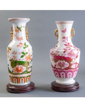 474-Lote de dos jarrones en porcelana blanca, Fundación de Gremios, España, S. XX.  Con decoración de cerezo en flor esmaltada en tonos n