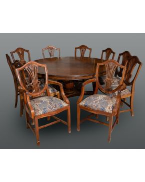 432-Juego de comedor formado por: gran mesa redonda til-top" de época Jorge III, sobre pata trípode, y conjunto de 8 sillas y 2 butacas de e