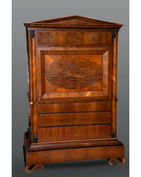 437-Bureau á abattant" Biedermedier, S. XIX.  En madera de palma de caoba rubia, de líneas clásicas, y remate de frontón triangular. Inte