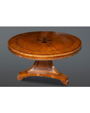 445-Antigua mesa de centro inglesa Jorge IV. Inglaterra, S. XIX.  De sección circular con mecanismo til-top". En madera de raíz de tuya y