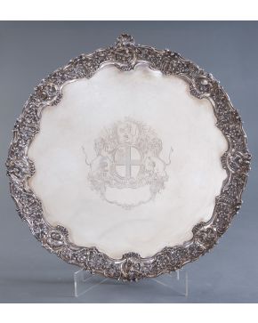 481-Gran salvilla circular en plata inglesa punzonada, con marcas de Londres, William Champion C. 1780.  Campo grabado con gran emblema d