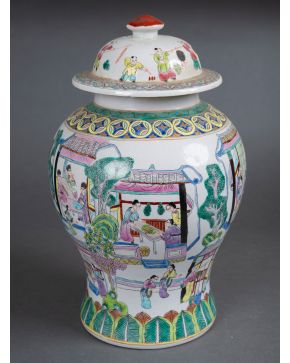 442-Tibor con tapa en porcelana esmaltada “Familia rosa”, China, S. XIX. Con decoración de escena continua en interior palaciego. Altura: