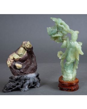 436-Lote formado por dos esculturas en jade tallado, China, S. XX. Altura mayor: 32 cm. 