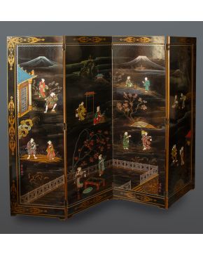 405-Biombo japonés de cuatro hojas, pp. S. XX. En madera lacada en negro con aplicaciones de nácar, representando escenas palaciegas y vista