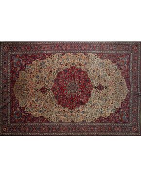 428-Importante alfombra persa en lana Tabriz de campo dorado y colores naturales, ca. 1910. Medidas: 542 x 346 cm. 