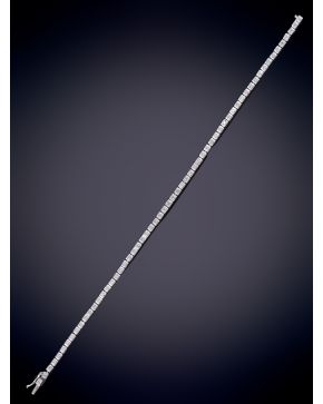 27-PULSERA DE BRILLANTES EN HILERA . Montura en oro blanco 18k.