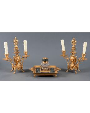 801-Original conjunto en bronce dorado compuesto por: candelabros de dos luces estilo imperio y tintero sobre plato en mármol verde veteado.