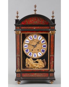806-Reloj Napoleón III, Francia, S. XIX Esfera en esmalte blanco con numeración romana en azul cobalto aplicaciones en bronce dorado. Caja c