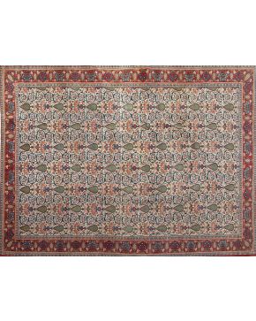 797-Interesante alfombra persa de Tehran en lana y seda, finales S.XIX. Exquisita decoración con un dibujo muy fino e inusual para la región