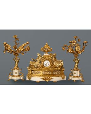798-Reloj y guarnición de candelabros, estilo Luis XVI, Francia, S. XIX En bronce dorado y peanas en mármol blanco. Medidas reloj: 60 x 20 x