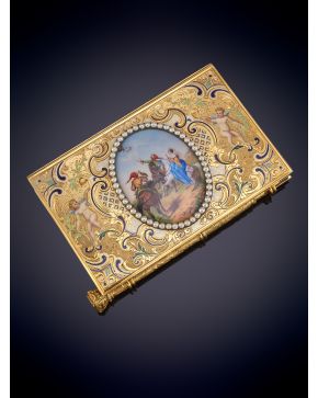 1-EXQUISITA PIEZA DE COLECCIÓN, ANTIGUO CARNE DE BAILE. TAPAS Y LAPIZ EN ORO AMARILLO DE 18K con decoración cincelada y aplicacion
