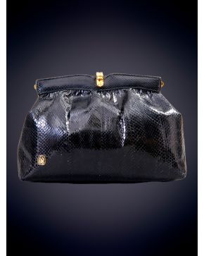 1001-BOLSO VINTAGE EN PIEL CON BOQUILLA EN ACERO DORADO Y CORREA LARGA COMO BANDOLERA. 