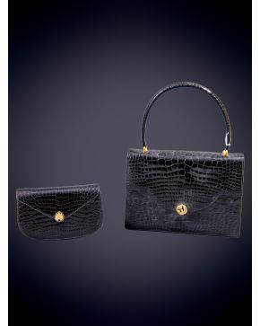 1002-OLOP Bolso en piel negro de cocodrilo con asa corta a juego con cartera. 