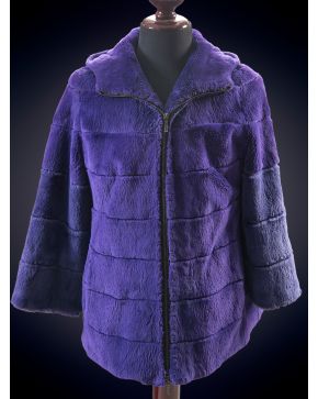 1017-CHAQUETÓN CON CAPUCHA DE CASTOR RASADO EN LOMOS COLOR MORADO