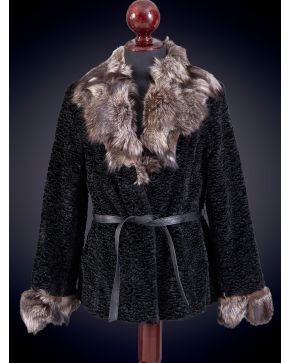 1019-CHAQUETA EN ASTRACÁN NEGRO CON CUELLO Y PUÑOS EN ZORRO PLATEADO