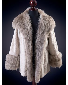 1020-CHAQUETÓN DE ASTRACÁN CON CUELLO Y PUÑOS DE ZORRO EN BLANCO ROTO