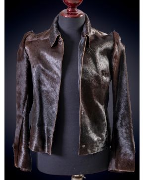 1039-CHAQUETA CORTA EN PIEL DE POTRO. TALLA 42. Firmada Caramelo Sport.