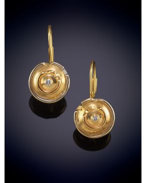 12-PENDIENTES ANTIGUOS CON CAIDA Y DETALLE DE BRILLANTE. Montura en oro amarillo 18k.