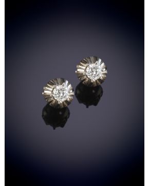 13-PENDIENTES DORMILONAS DE BRILLANTES CON UN PESO TOTAL DE 0,50CT. APROX. SOBRE UNA MONTURA DE ALTAS GARRAS EN ORO BLANCO DE 18K.
