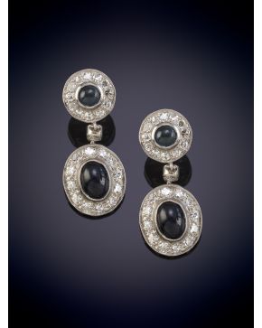 16-PENDIENTES CON CAIDA EN ROSETÓN DE DIAMANTES Y ZAFIRO EN CABUJÓN. Montura en oro blanco 18k.