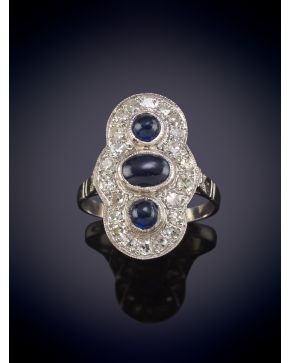 17-SORTIJA LANZADERA CON ZAFIROS EN CABUJÓN Y DIAMANTES EN PAVÉ. Montura en oro blanco 18k.