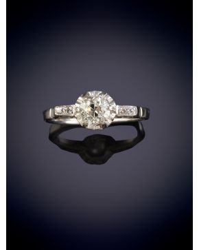 19-SORTIJA ANTIGUA AÑOS 40 CON DIAMANTE CENTRAL 0.50ct aprox. Montura en oro blanco 18k.