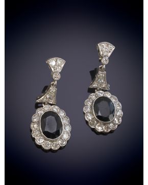 2-PENDIENTES CON CAIDA DE DIAMANTES Y ZAFIROS EN ROSETÓN. Montura en oro blanco 18k.