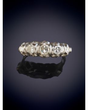 23-ANTIGUA SORTIJA AÑOS 40 CON DIAMANTES. Montura en oro blanco 18k.