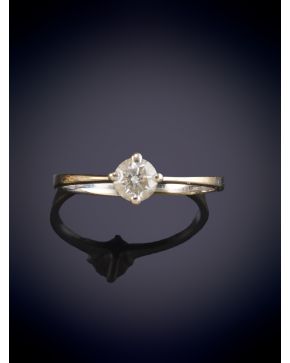 24-SOLITARIO CON UN BRILLANTE DE 0,30CT. APROX. Sencilla montura de garras en oro blanco de 18k. 