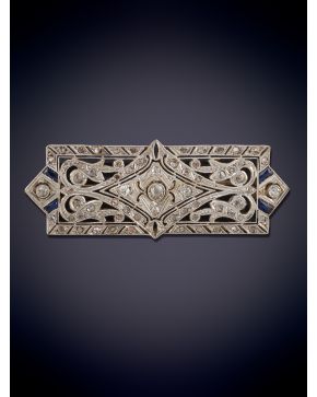 25-BROCHE ANTIGUO AÑOS 50 CALADO CON DIAMANTES Y ZAFIROS. Montura en oro blanco 18k. 
