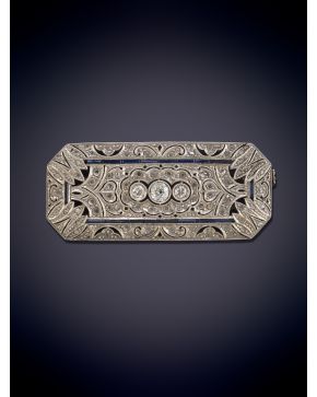 26-BROCHE ANTIGUO DE BRILLANTES CON TRES CENTRALES DE MAYOR TAMAÑO, Bellas formas geométricas con marco de zafiros calibrados sobr