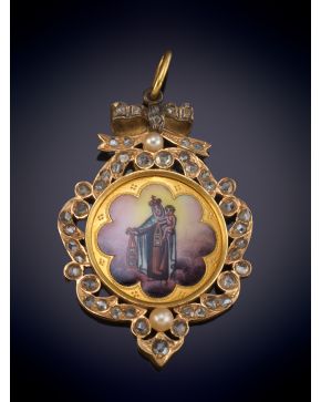 28-MEDALLA ANTIGUA DE LA VIRGEN DEL CARMEN EN ESMALTE CON MARCO DE DIAMANTES TALLA ROSA Y PERLITAS. Montura en oro amarillo de 18k